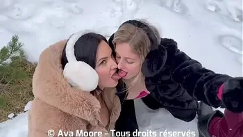 Deux Copines Salopes Sucent Des Queues Dans la Neige et Finissent le Visage Recouvert de Sperme