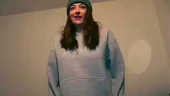 A camgirl fucks with a fan