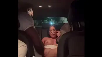 Meu noivo me ofereceu pro novo motorista que me comeu bem gostoso enquanto o corno dirigia Motorista safado encheu minha buceta de leite pro corno limpar