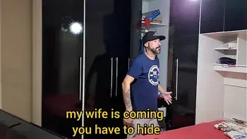 Pegadinha com minha esposa de olhos vendados deixei meu amigo tomar meu lugar para foder minha esposa