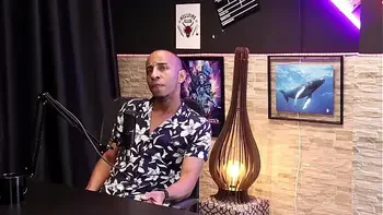 Negra safada faz boquete no pau do negão e mede depois dele dizer que não está comendo cu e que nunca aceitou dinheiro pra... - Negro Top Delícia (SHEER/RED)