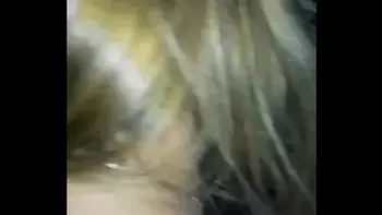 Las amigas se besan y las  pongo en cuatro