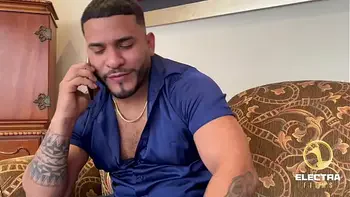 Predicadora reformada toca la puerta de un hombre arrecho. y este le hace volver a su vida de mundana de antes (ERA NINFÓMANA)