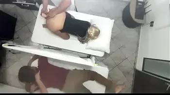 Video Grabación Real Como el Masajista Tiene Sexo con la Mujer al Lado de su Marido