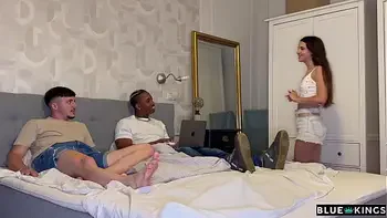 Chica teen se folla a sus compañeros de piso a escondidas y luego les pide que le den polla a la vez