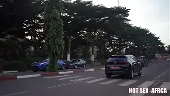 Wayne  mange le cul de la brune tatouée