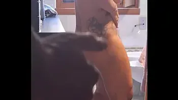 Teresa jones in bagno mi masturbo mentre la guardo poi la scopo alla finestra mentre guarda fuori