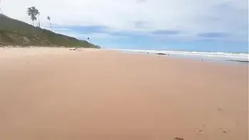 Eu e minha amiga tiramos o biquíni no meio da praia da Bahia e demos pra todos os machos que estavam lá.