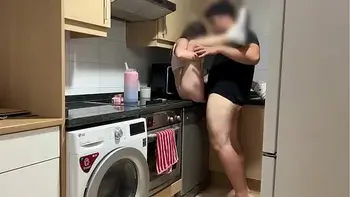 Mientras hablo por telefono con mi novio , mi padrastro me come el coño y me folla bien duro hasta se corre dentro creampie