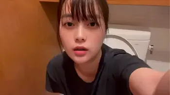 【おまんこの中沢山見せます】ト◯レの中で喘ぐのを我慢してオナニーでイク。沢山ももかのおまんこ見て。。