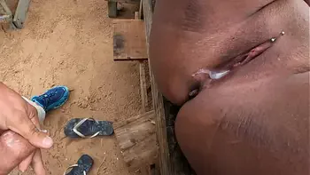 A novinha baiana dando na beira da praia durante o dia