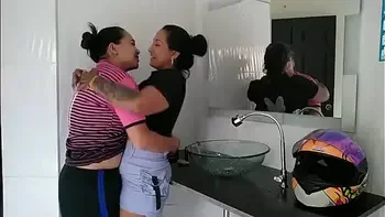 mientras me estoy maquillando para ir a la entrevista de trabajo mi pareja me sorprende por detrás quitándome la ropa y lamiéndome el culo