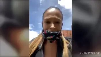 Sara fun squirt en público