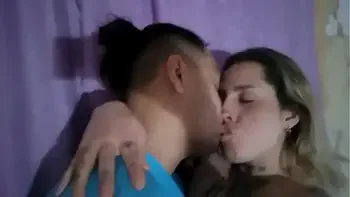 Nos besamos y nos damos bien rico con mi amigo