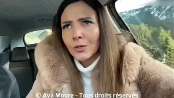 ORGASME DANS MA VOITURE, je me baise avec un gros gode au bord d'une route