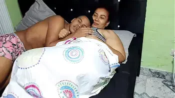 Le chupo las tetas a mi madrastra