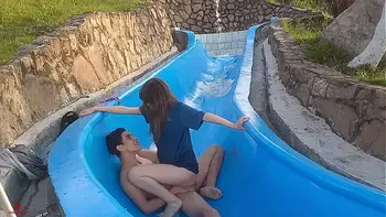 la tonta de mi hermanastra se queda atascada en la resbaladilla de la piscina y aprovecho para follarmela de manera salvaje.