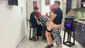 No Me Gusta que mi Novia Traiga a su Mejor Amigo a nuestra Fiesta porque Cuando Baila Regueton el le Frota la Polla en su Culo NTR Netorare