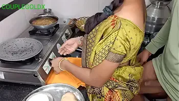 रोटी बनाते समय जोर जोर से धक्का लगाया एक साथ दो काम