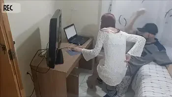 Novinha sozinha em casa recebe o manutencista tarado! Câmera escondida