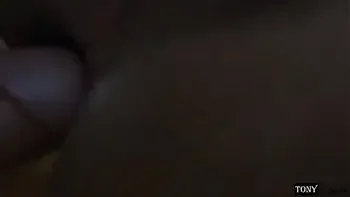 Fuí a vicitar a mi novia y no estaba pero encontré a mi suegra desnuda tomando una siesta, hacía mucha calor, Decidi grabarla pero no me aguanté las ganas y me la cogí, para cuando despertó ya se la ha