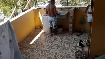 Enteada que estava lavando roupa foi Surpreendida pelo padrasto pervertido que botou ela para chutar seu pênis fuder de quatro.