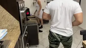 Bailando con La Esposa de mi Amigo y Aproveche para Frotarle mi Polla en Su Culo al frente de el NTR Historia Netorare