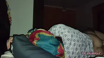 DR PUSSY2 - Homem branco tatuado de pau grande fode empregada africana e deixa o cu dela a escorrer muito esperma