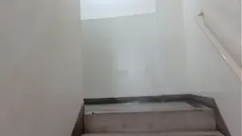 Mulher casada fazendo sexo com vizinho de 18 anos que não deu conta e gozou rápido