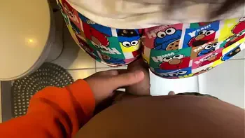 Mi hermanastro no me deja cepillarme los diente se mete al baño y me culea rico