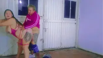 The delivery man fucks me. I receive the delivery man in lingerie and I end up getting fucked, he puts his cock without a condom in my wet pussy. Would you have fucked me too? I am a chubby girl with big tits who is very horny