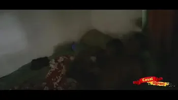 Cheia de tesão Uma enteada fofa mestruada bebe porra do padrasto.