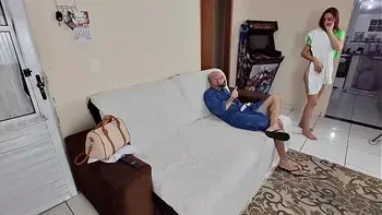 Pegadinha com esposa de olhos vendados escondi meu amigo no guarda roupas ele entrou na hora da transa