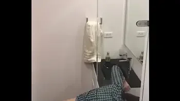 descubro a mis amigos en el baño por los fuertes gemidos