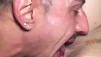 Eu e minha mulher conhecemos uma ruivinha no ano novo de Copacabana e chamamos ela pra um ménage.