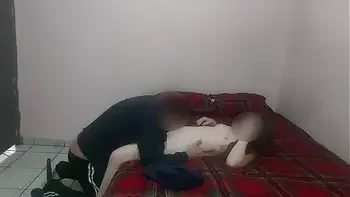 AY ME DUELE! PEQUEÑA e INOCENTE morrita putipobre de colonia marginal se va con un viejo por ayuda económica, casero real no fake