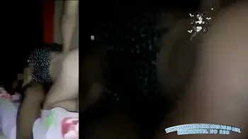 CORNO DIVIDINDO A ESPOSA COM NEGRO DOTADO METEMOS NELA A NOITE TODA!