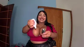 Uma gigante gostosa apronta na mansão, a peituda BBW Slut Doll