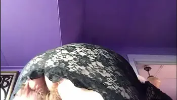 Oma laat haar harige kut zien