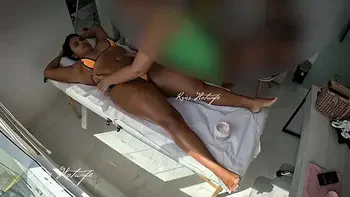 Usei meu bikini safado para fazer massagem. Massagista ficou cheia de tesão vendo minha bucetinha pulando do bikini