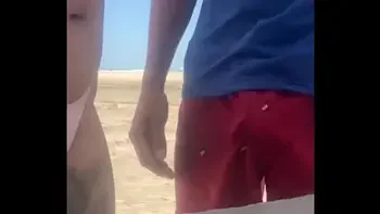 Deixei o novinho pegar na minha Buceta na praia e lógico que eu também peguei no pau dele