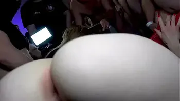 NEWCOMERIN JULIA ERSTER AO-GANGBANG SCHLAMMSCHIEBEN IN SKINNYFOTZE