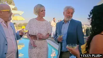 VIXENPLUS Cock hungry socialite Dee fucks server at house party