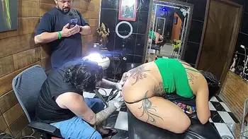 Vloog Essa Morena Tatuou a Bunda e Fez a Tatuagem Igual da Cantora Anita