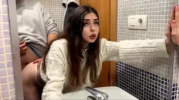 sexo duro con mi jefe en el baño, queda todo grabado