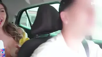 Duas gatas famosas peladas no carro de aplicativo: loira de peitão promete boquete como pagamento e o motorista diz NÃO!