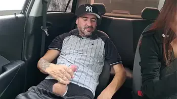 Casada e Motorista de aplicativo pega passageiro se masturbando por trás!