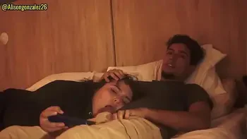 Mirando una pelicula con mi padrastro y sin querer me trague su pene (casi nos descubren)