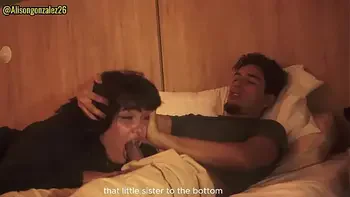 Mirando Netflix con mi hermanastra pero no pude evitar meter mi pene en su boca, casi nos descubren!!