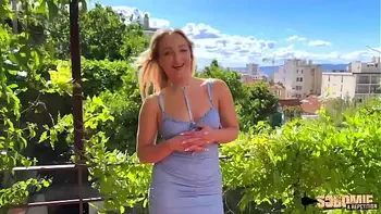 Chloé, sublime blonde, veut une grosse bite pour son cul